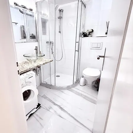 13 View, Family Modern App Montreux