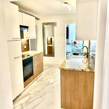 13 View, Family Modern App * Montreux